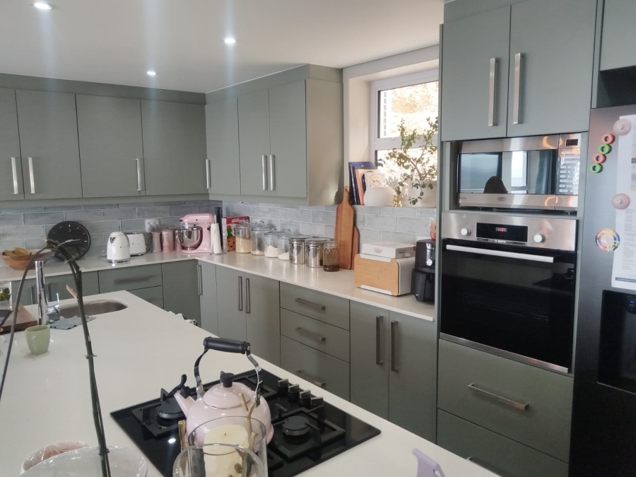 To Let 4 Bedroom Property for Rent in Glencairn Western Cape
